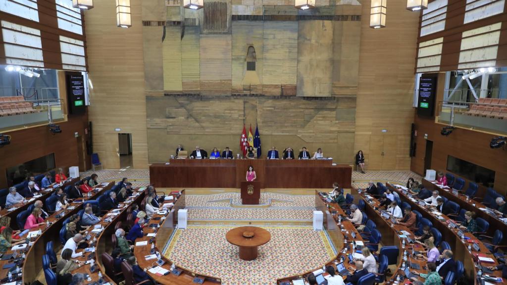 La presidenta de la Comunidad de Madrid, Isabel Díaz Ayuso, habla en la Asamblea de Madrid.