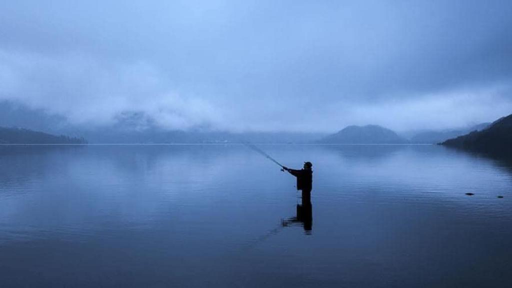 Hombre pescando en el Lago de Sanabria fotografiado por Félix Navarro