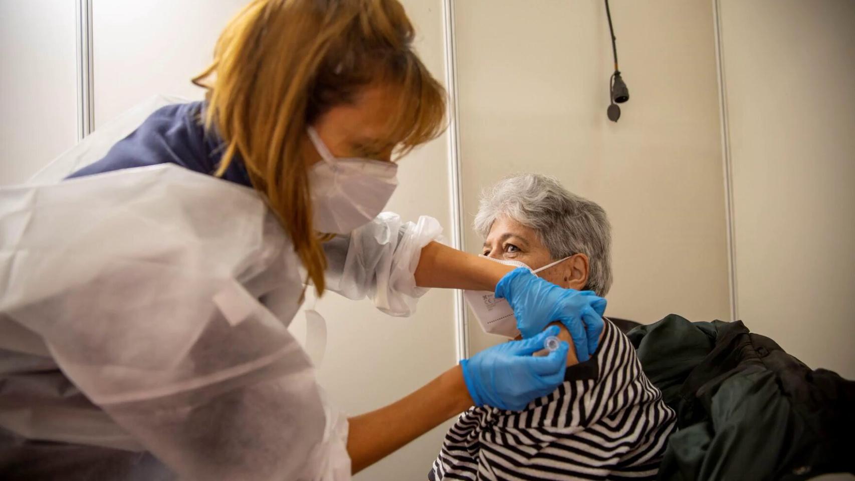 Un sanitario administra la vacuna contra la gripe.