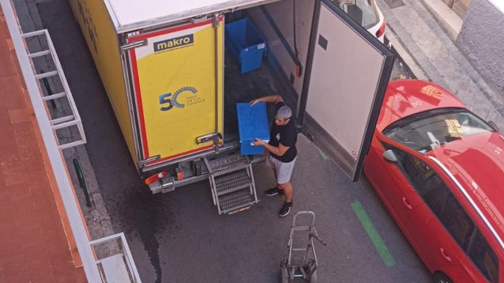 Camiones de reparto a primera hora de la mañana