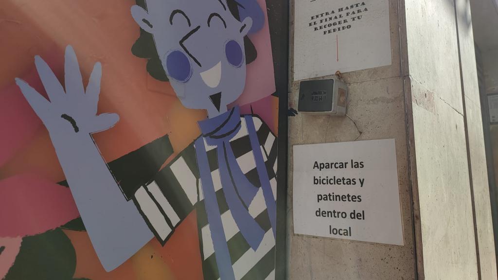 Cartel en la fachada.