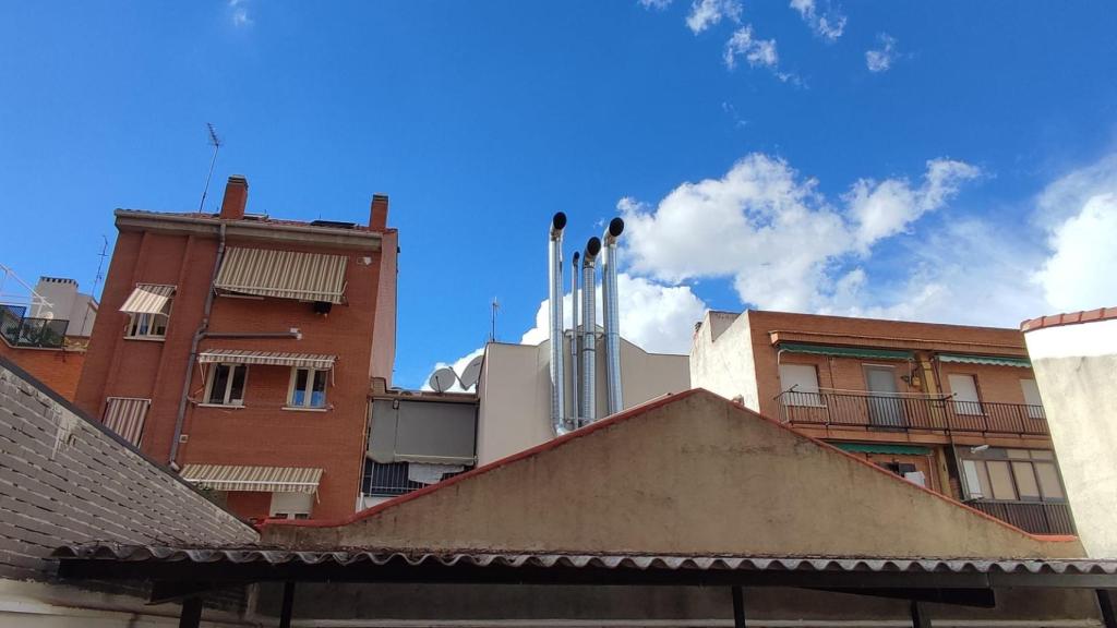 Tubos extractores de las cocinas, frente a las viviendas.