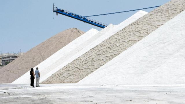 Cosecha de sal en las Salinas de Torrevieja.