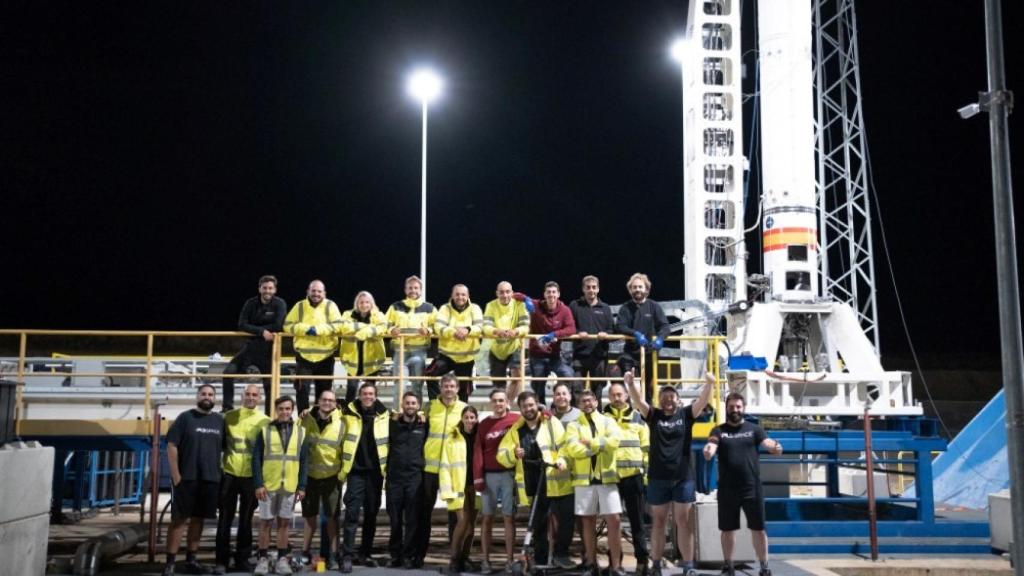 El equipo de PLD Space junto a uno de sus cohetes.