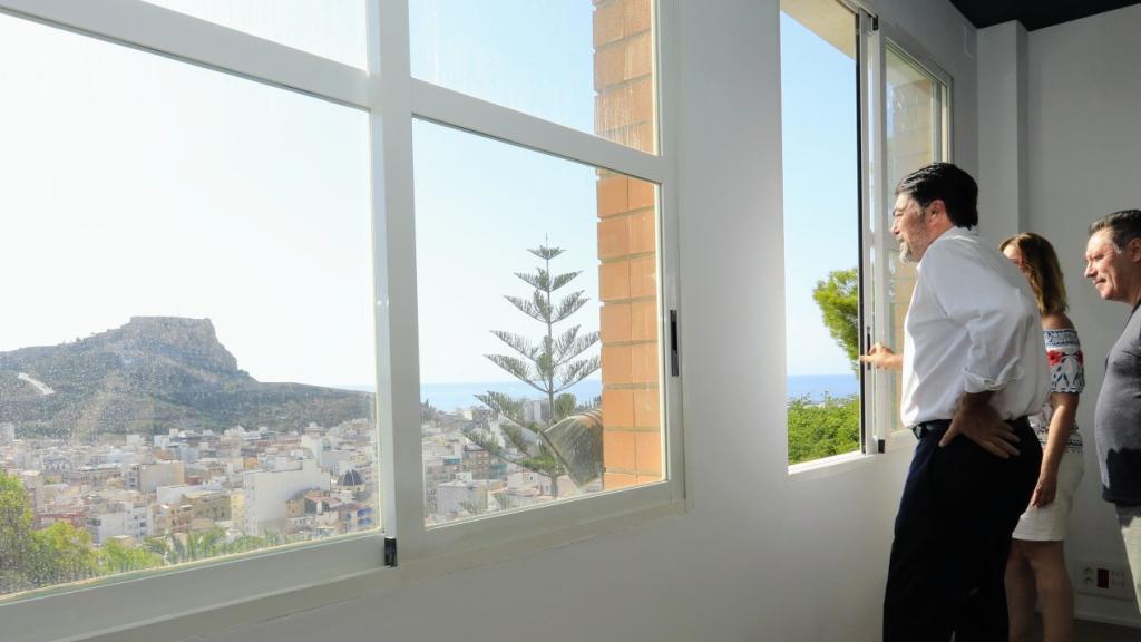 Luis Barcala durante al visita al Tossal Lab, una de las apuestas por la Inteligencia Artificial en Alicante.