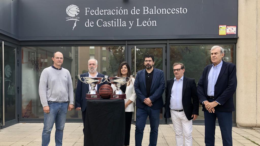 El presidente del Real Valladolid Baloncesto, Alejandro García, el presidente de FBCyL, Óscar Castañeda, la diputada de Familia e Igualdad de Oportunidades de la Diputación de Valladolid, Raquel González, el concejal de Participación Ciudadana y Deportes, Alberto Bustos y el director de comunicación de Caja Rural de Zamora, Narciso Prieto, en la presentación de la competición