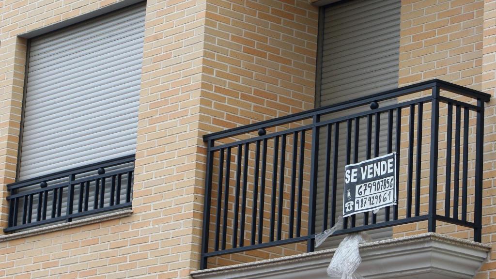 Vivienda con un cartel de venta en Ponferrada, León