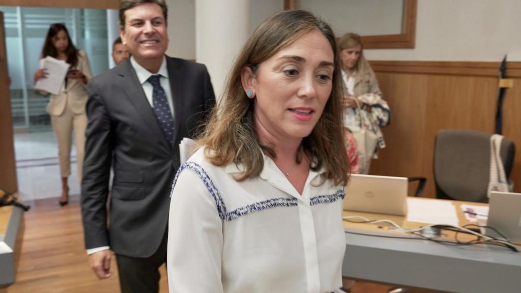 El consejero de Economía y Hacienda y portavoz, Carlos Fernández Carriedo, y la consejera de Movilidad y Transformación Digital, María González Corral, comparecen en rueda de prensa posterior al Consejo de Gobierno