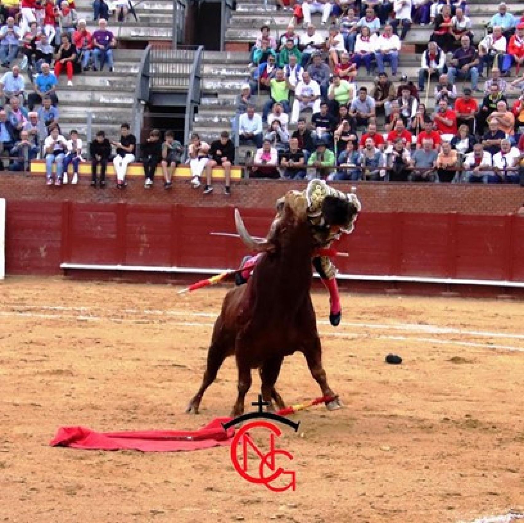 Curro Díaz es volteado espectacularmente por el primero de la tarde