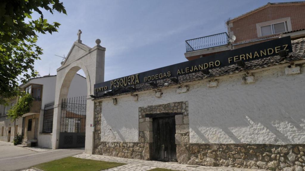 Exterior de las bodegas en Pesquera de Duero