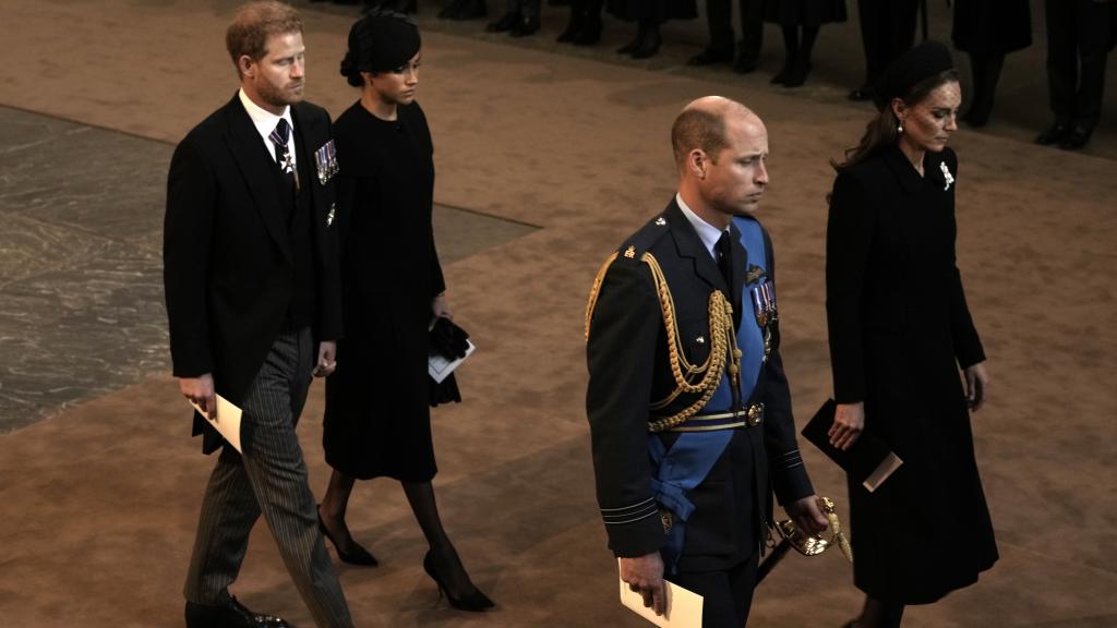 Meghan y Harry caminaron detrás de los príncipes de Gales.