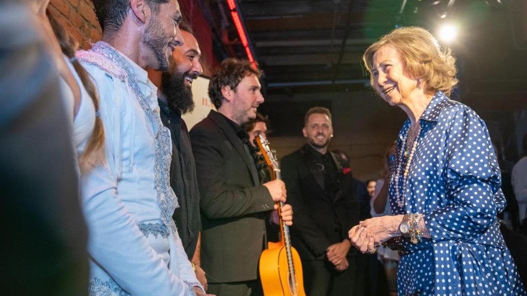 Tras finalizar el 'show' la reina emérita saludó a los participantes.