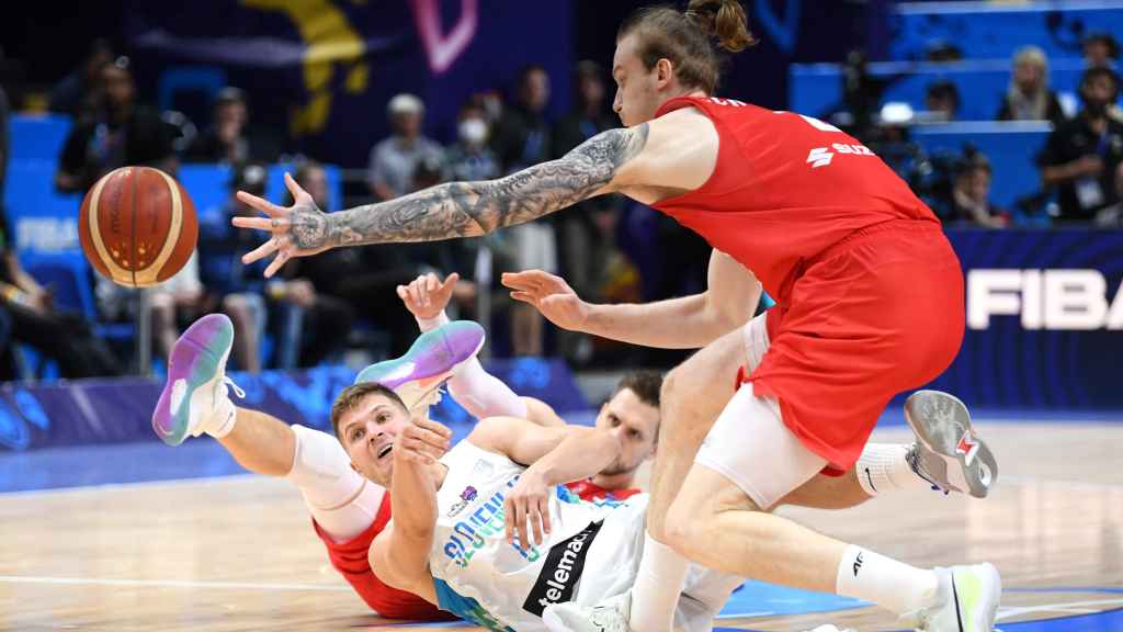 Mateusz Ponitka pelea un balón con Edo Muric