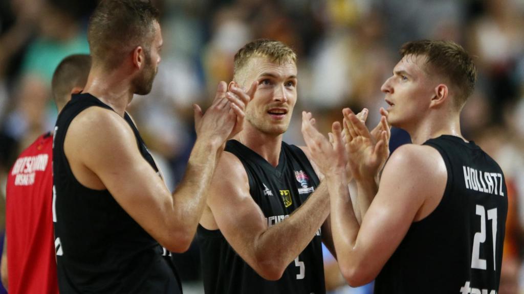 Nils Giffey celebra la victoria de Alemania contra Hungría junto a sus compañeros