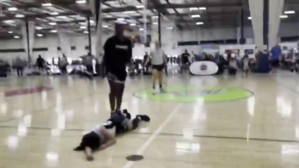 Escándalo en el baloncesto americano: la hija de un exNBA agrede a una rival por orden de su madre