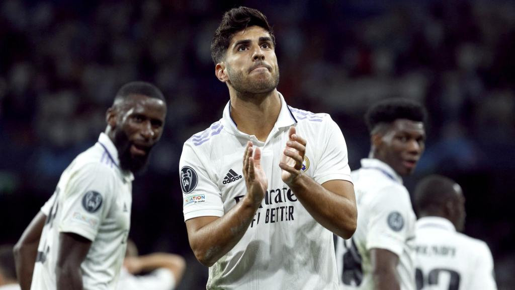 Marco Asensio aplaude al Santiago Bernabéu tras marcar ante el RB Leipzig