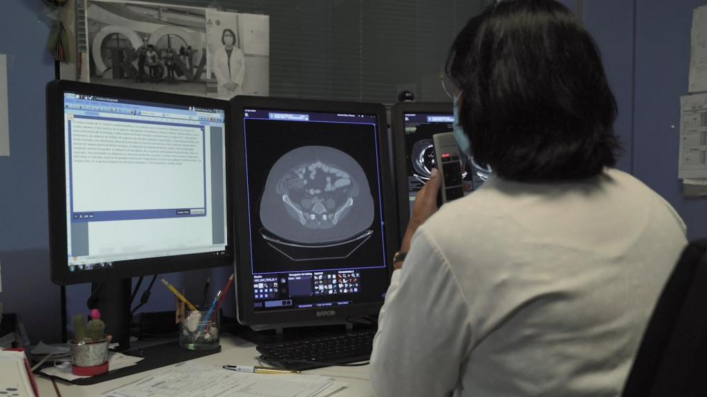 Una médico utilizando Invox Medical.