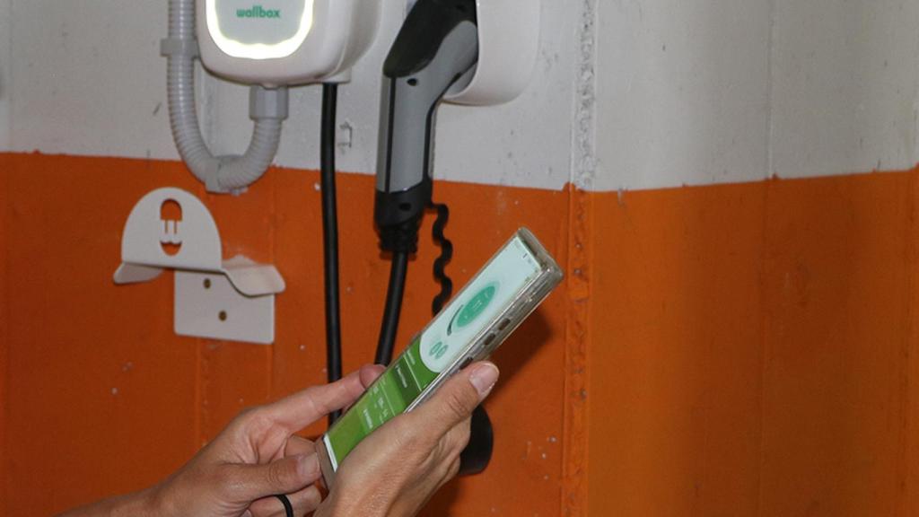 Momento en el que realiza la conexión el teléfono con el punto de recarga.