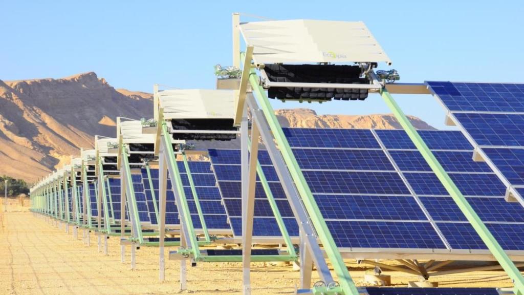 El robot limpiador de paneles solares H4 de Ecoppia