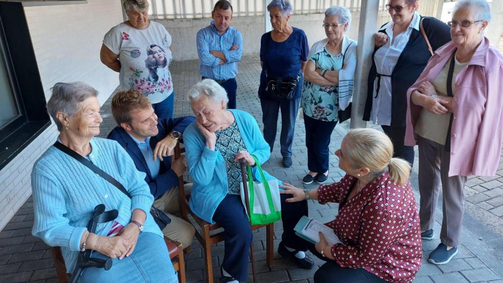 Javier Díaz y Rosa Martínez esta mañana con vecinas de San Pablo