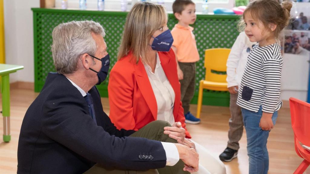 El presidente de la Xunta, Alfonso Rueda, acompañado por la conselleira de Política Social, Fabiola García, visita la escuela infantil de Campolongo en Pontevedra.