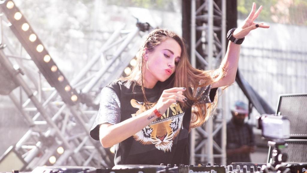 La DJ ucraniana Juicy M durante una sesión.