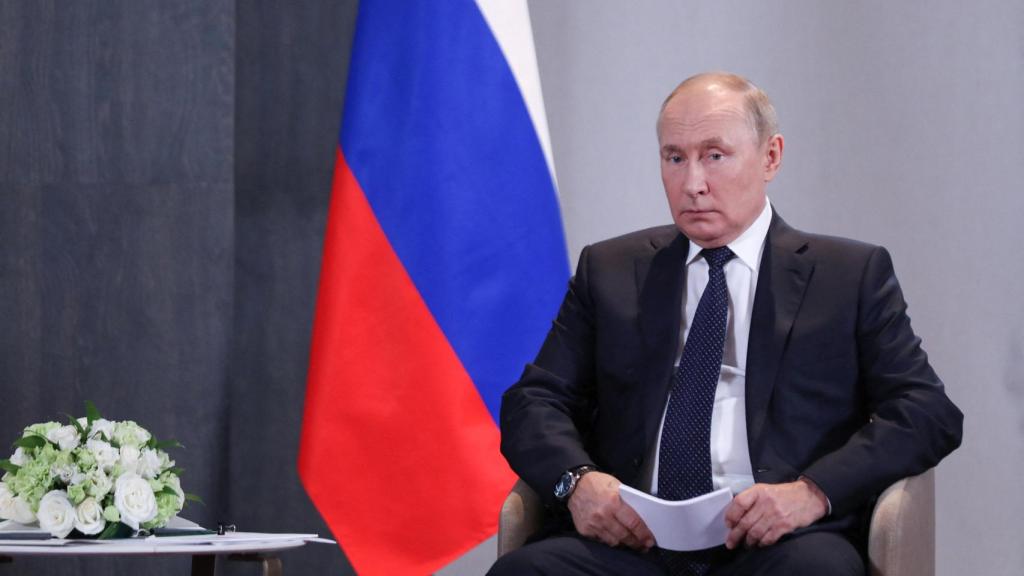 El presidente ruso, Vladimir Putin, asiste a una reunión con el presidente iraní, Ebrahim Raisi ,