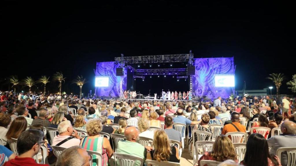 El estreno de Plaza Mayor, este jueves por la noche, contó con la actuación del grupo Los Happys.
