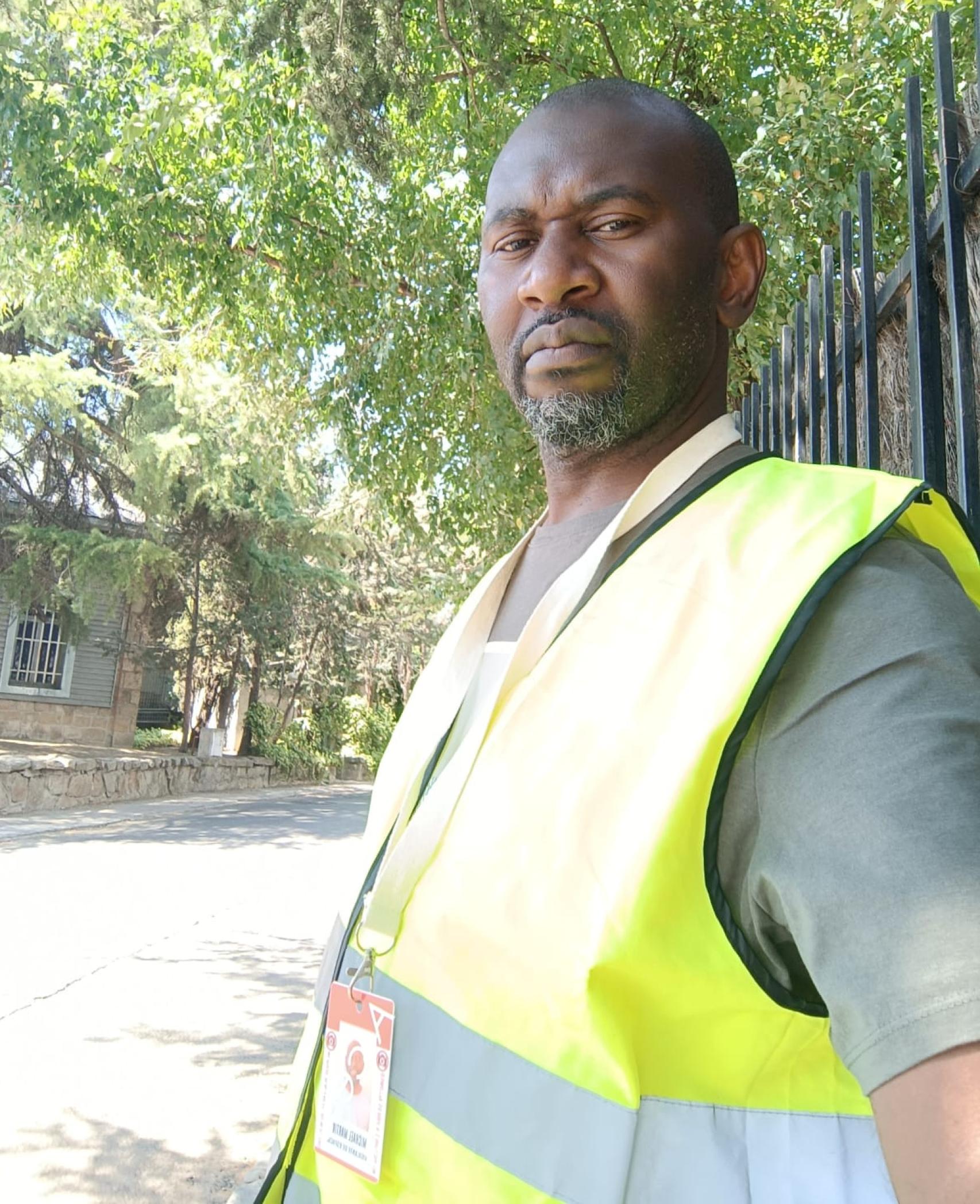 Autorretrato de Michael Martins Akpapuna, trabajando como vigilante en el rodaje de 'Los Farad', la serie española para Prime Video de Amazon.