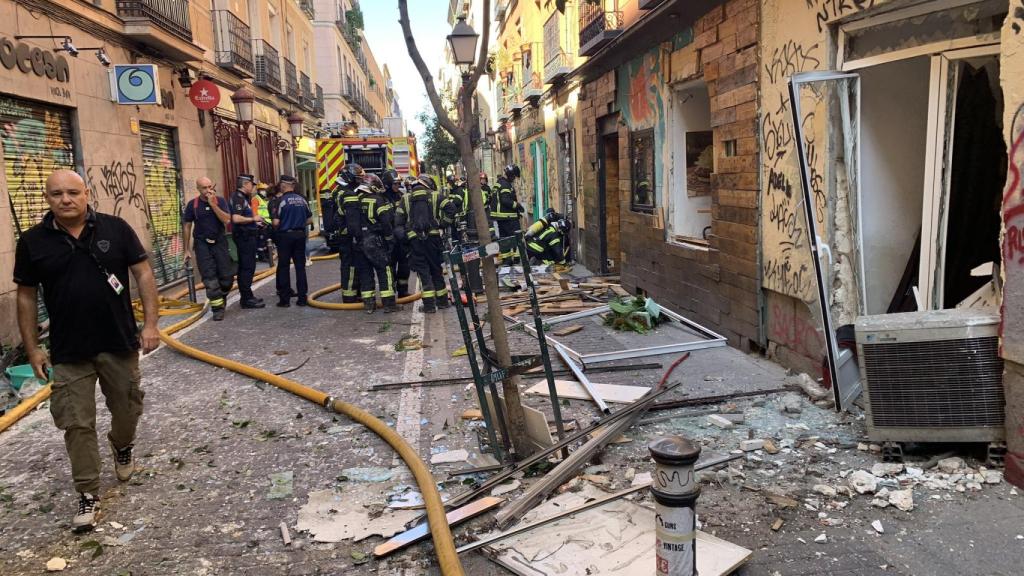 Bomberos en Malasaña tras la explosión