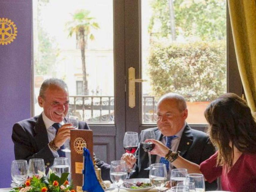 Olona, Conde y Luis Romero (presidente de los rotarios de Sevilla) brindan durante su encuentro.