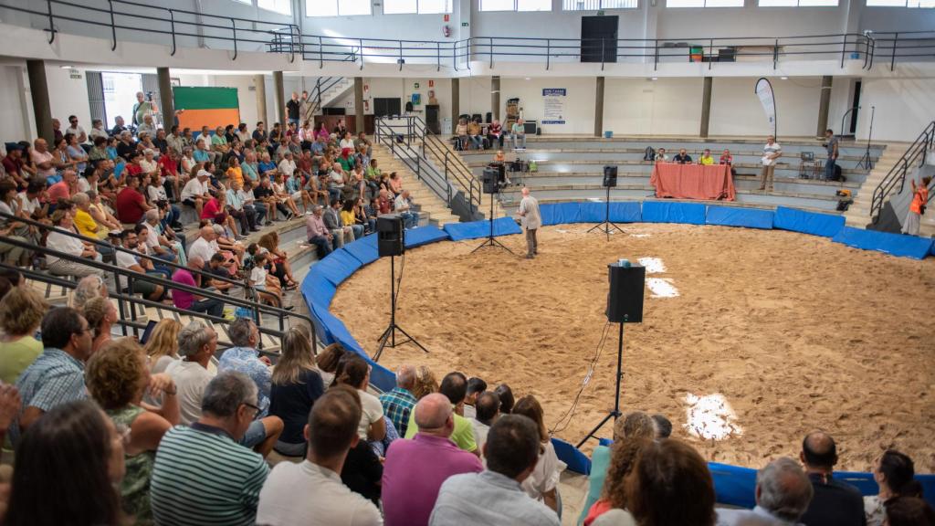 Los científicos explican a los vecinos la situación de Puerto Naos y La Bombilla.