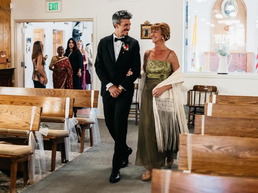 Malena, la madrina, llevó a su hijo Antonio hacia el altar.