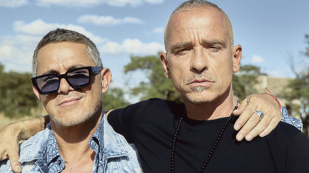 Eros Ramazzotti y Alejandro Sanz en medio de su colaboración, 'Soy'.