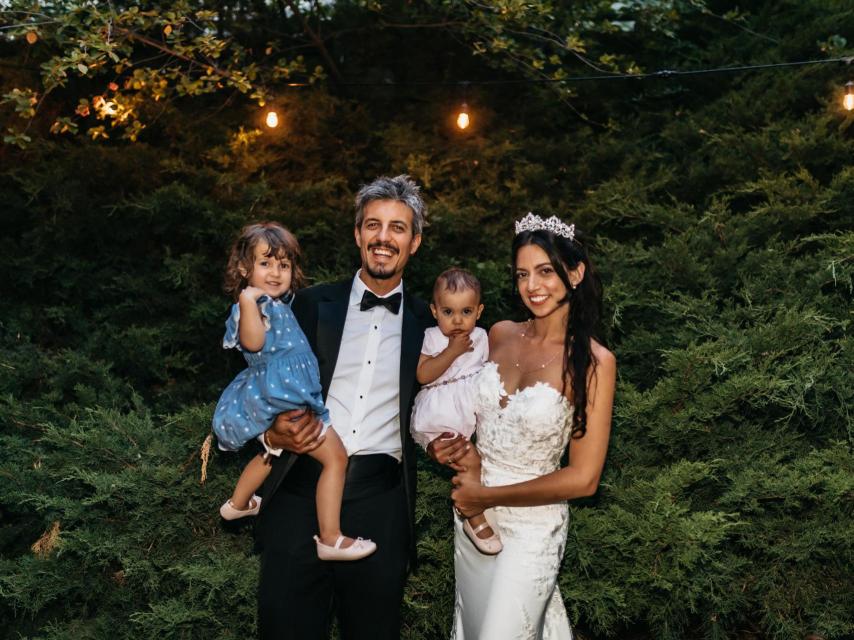 Antonio Gómez y Andrea Gomez junto a sus hijas, Lola y Sofía.