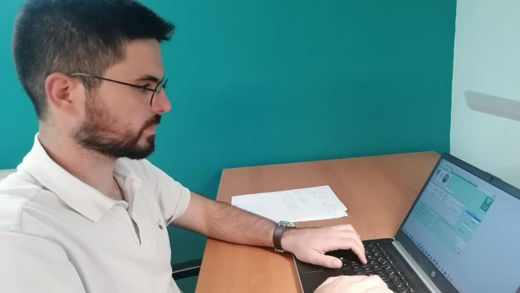 Carlos en su jornada de trabajo en Norel.