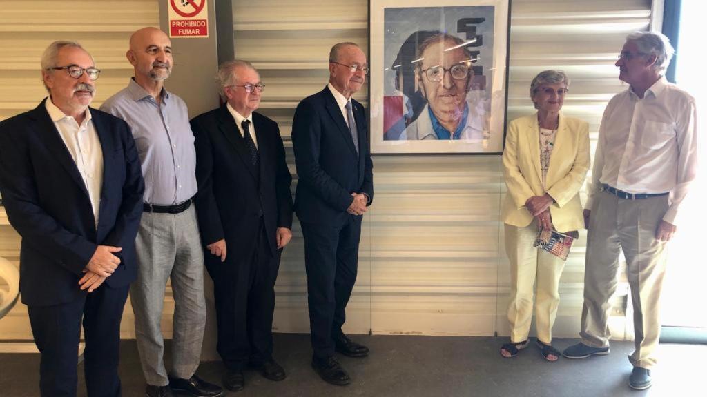 José Blanco, Luis Sanz, Felipe Romera, Francisco de la Torre, Hannelore Benz y Luis Fernando Martínez, este viernes junto al cuadro de Pepe Pérez Palmis.