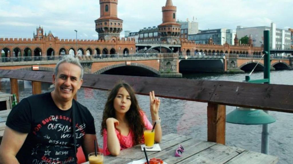 José Manuel y Kira durante un viaje familiar.