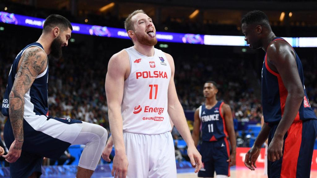 Poirier celebra una canasta con Fall ante Polonia