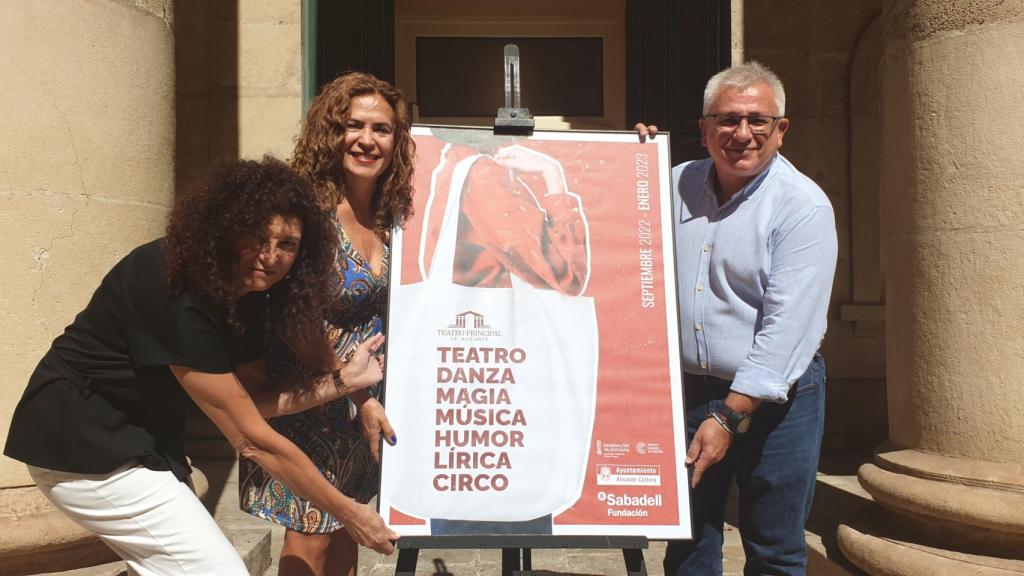 Alicia Garijo, Maria Dolores Padilla y Antonio Manresa, en la presentación de lo nuevo del Principal.