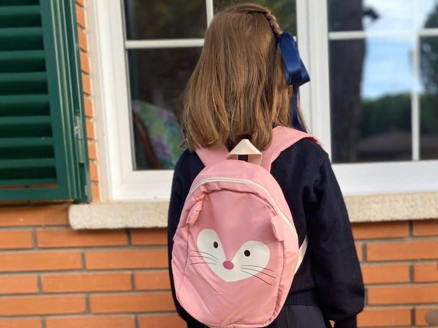 Una de las niñas de la familia numerosa