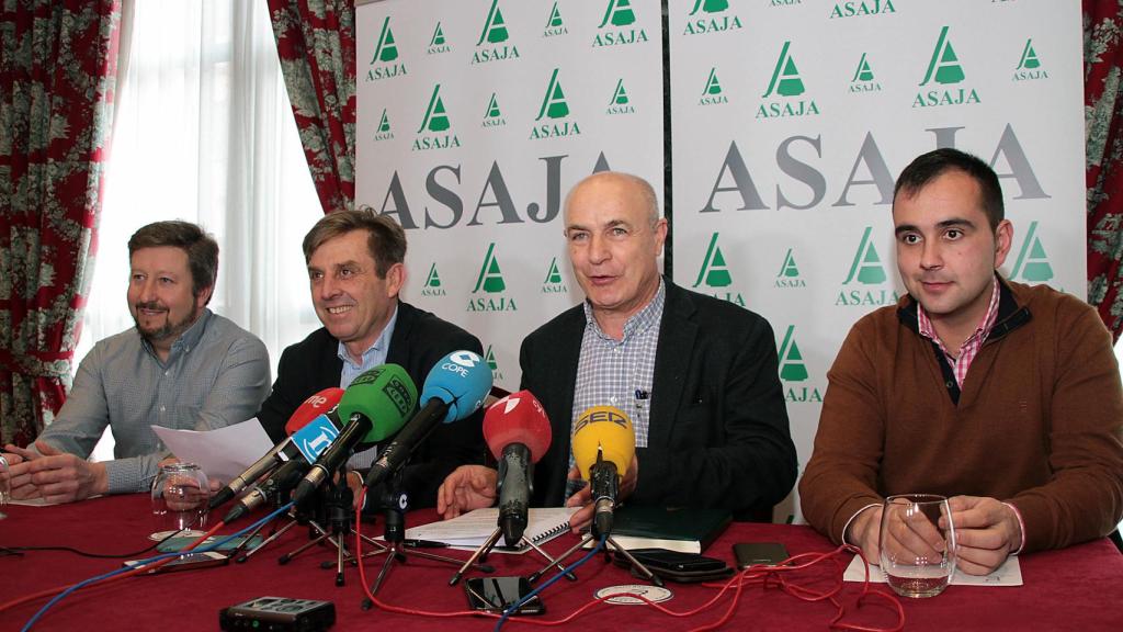 José Antonio Turrado (en el centro), secretario general de Asaja, enuna imagen de archivo
