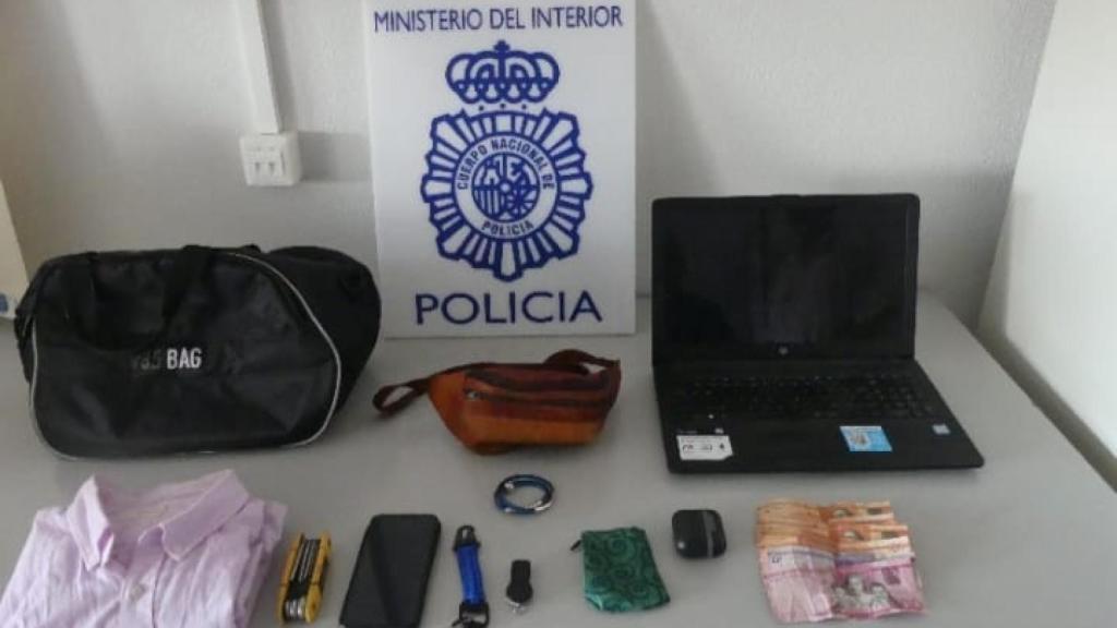 Los objetos personales que robaron de la habitación del hostal