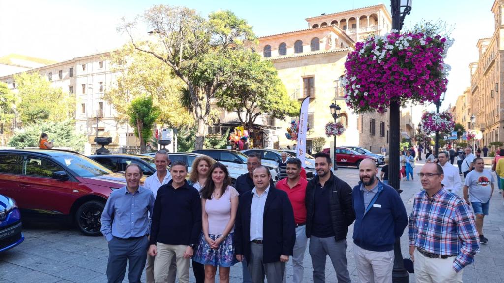 La concejala de Medio Ambiente, Miryam Rodríguez, visita la exposición de coches en Los Bandos