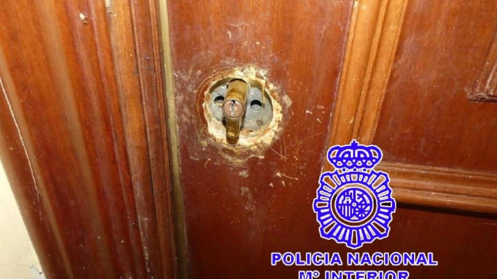 Imagen del bombín de la puerta de la casa desvalijada