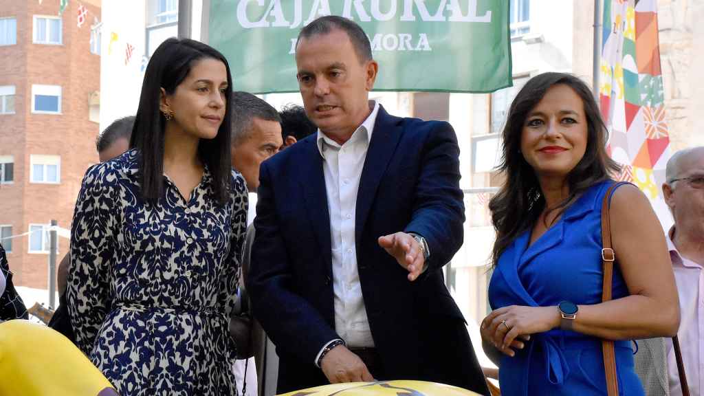 La presidenta de Ciudadanos, Inés Arrimadas, junto al presidente de la Diputación de Zamora, Francisco Requejo y la secretaria de Cs en Castilla y León, Gema Villarroel