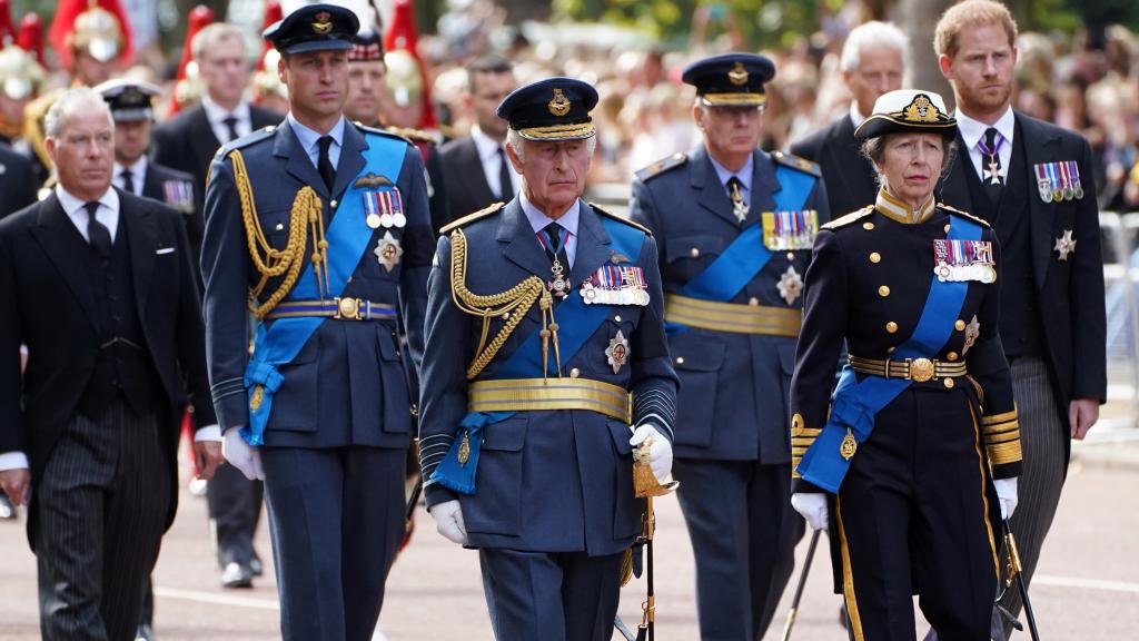 La Familia Real ha caminado detrás del féretro de la reina Isabel II.