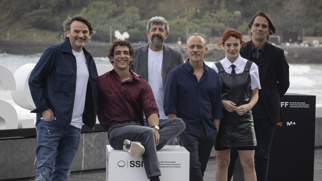 El equipo de 'Modelo 77': Fernando Tejero, Miguel Herrán, Alberto Rodríguez, Javier Gutiérrez, Catalina Sopelana y Rafael Cobos (guionista). Foto: Javier Etxezarreta / Efe