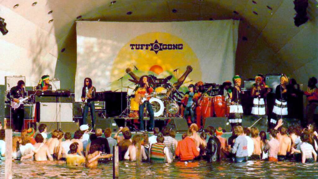 Bob Marley and The Wailers en una actuación en vivo