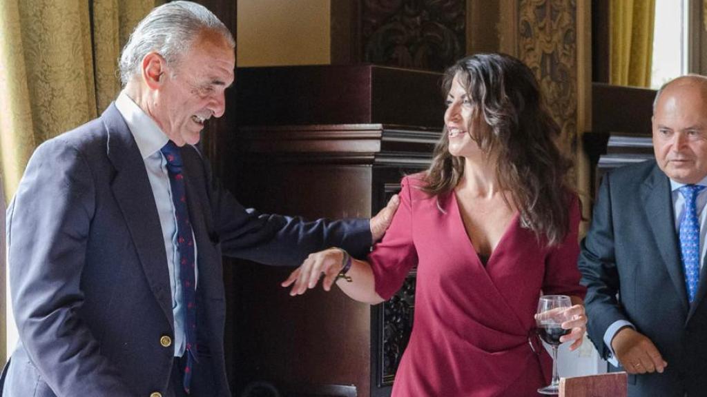 Mario Conde y Macarena Olona, durante su primer encuentro en Sevilla.